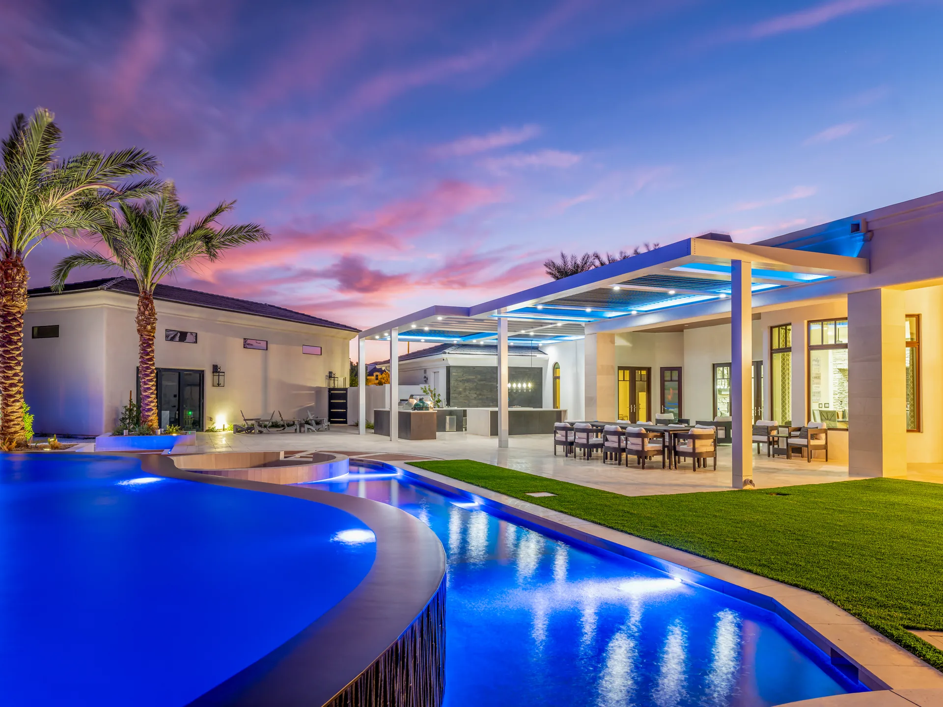 Mirrored image pergola in Tampa Bay backyard